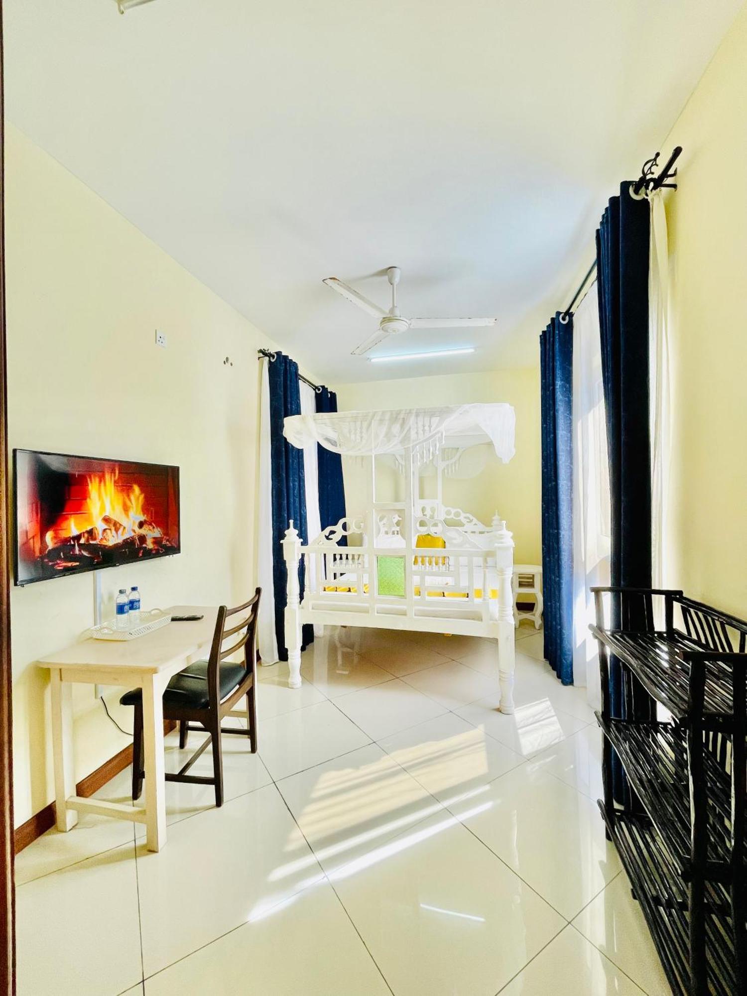 몸바사 Elna'S Nyali - Work & Unwind - Pool, Sea Views, Ac & Fast Wi-Fi B&B 외부 사진